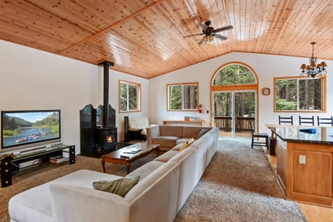 Truckee Pines Retreat - Game Room & Forest Views House in Truckee