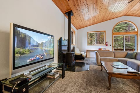 Truckee Pines Retreat - Game Room & Forest Views House in Truckee