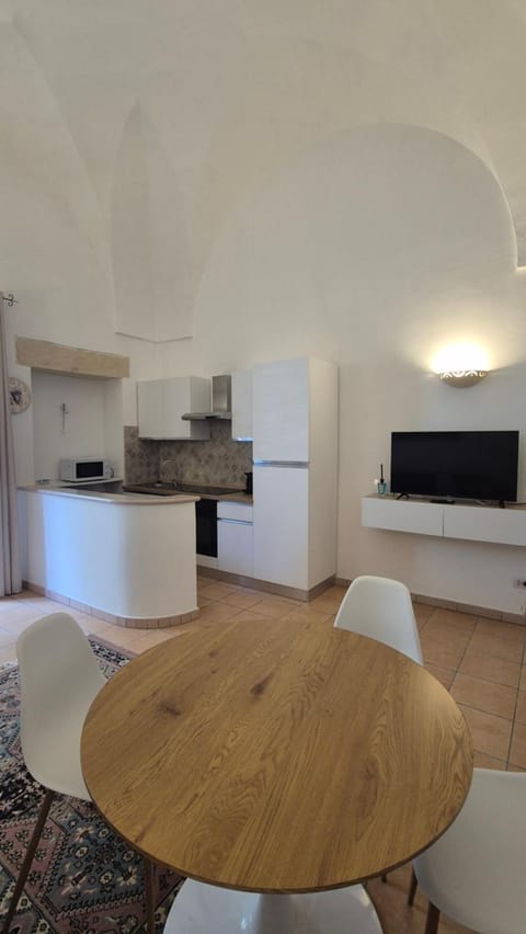 Kitchen or kitchenette, Dining area, microwave, stove