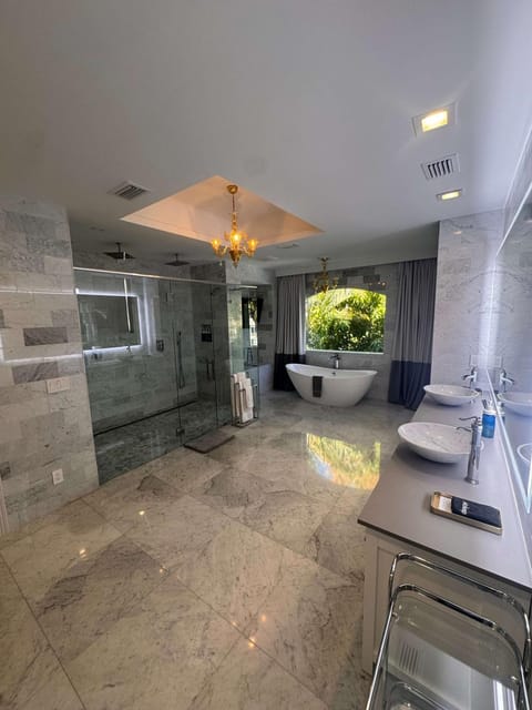 Fort Lauderdale Mansion with Private Pool & Hot Tub - Perfect for Families House in Fort Lauderdale