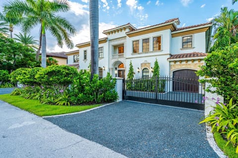 Fort Lauderdale Mansion with Private Pool & Hot Tub - Perfect for Families House in Fort Lauderdale
