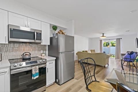 Kitchen or kitchenette, internet, internet, microwave, oven, pet friendly, stove, toaster, kitchen, air conditioner