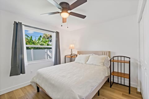 Bed, Photo of the whole room, Bedroom, wardrobe, air conditioner