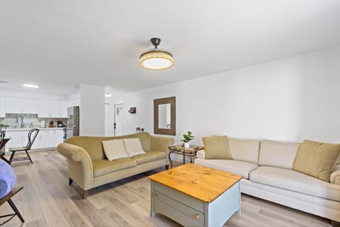 Living room, Seating area, Dining area, internet, internet, air conditioner