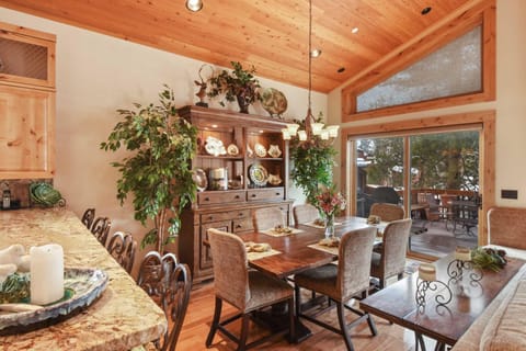 Wulf's Lodge at Olympic Valley - Unwind in Hot Tub House in Palisades Tahoe (Olympic Valley)