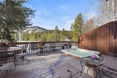 Wulf's Lodge at Olympic Valley - Unwind in Hot Tub House in Palisades Tahoe (Olympic Valley)