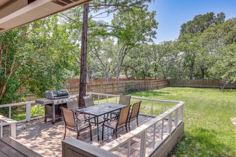 3 Mi to Boerne Lake Getaway with Deck and Yard! House in Boerne