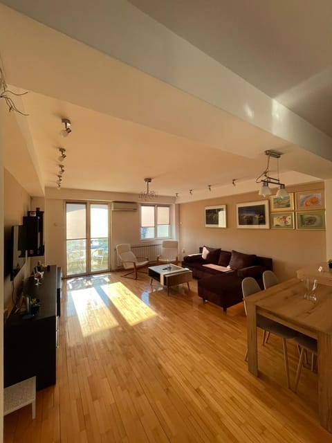 Communal lounge/ TV room, TV and multimedia, Living room, Seating area, Evening entertainment