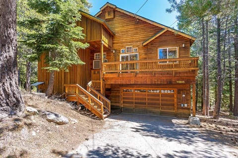 Cedar Chateau with Game Room & HOA Access House in Truckee