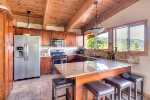 Chamberland Getaway Lake Views with Deck House in Homewood