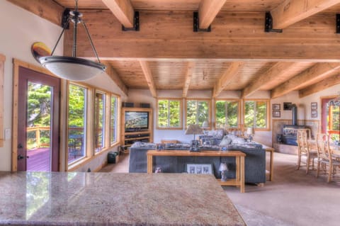 Chamberland Getaway Lake Views with Deck House in Homewood