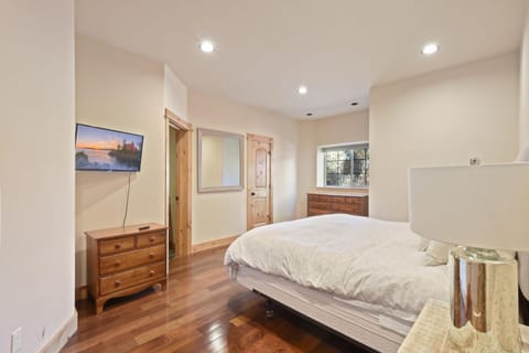 Hilltop Hideaway w Game Room & Forest Views House in Truckee