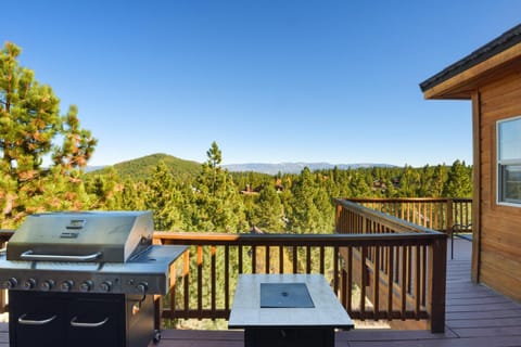 Hilltop Hideaway w Game Room & Forest Views House in Truckee