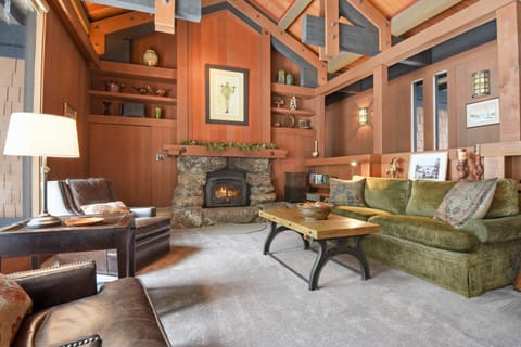 Joy on the River Stunning Waterfront Home for 10 House in Palisades Tahoe (Olympic Valley)