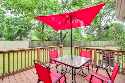 Deck and Yard Savannah Area Retreat! House in Pooler