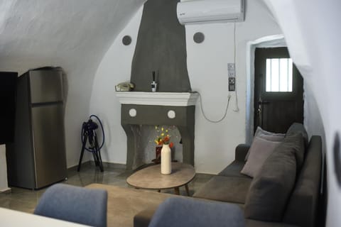 Living room, Seating area, air conditioner