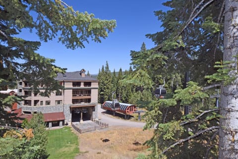 A Golden Getaway Pool Hot Tub Tennis & More House in Northstar Drive