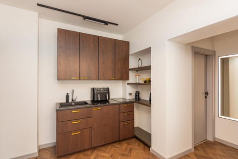 Coffee/tea facilities, Kitchen or kitchenette, stove