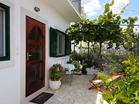 Property building, Garden, Balcony/Terrace