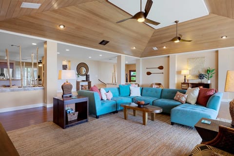 Elegant Hawaiian Estate with Private Pool House in Honalo