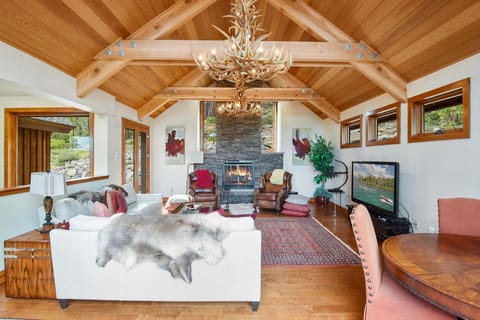 Luxury Mountain Chalet Deck w BBQ & Lake Views House in Dollar Point