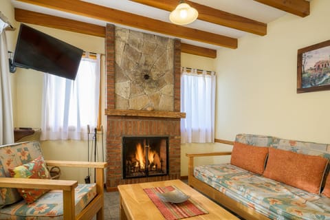 Communal lounge/ TV room, TV and multimedia, Living room, Seating area, Evening entertainment, Garden view, flat iron