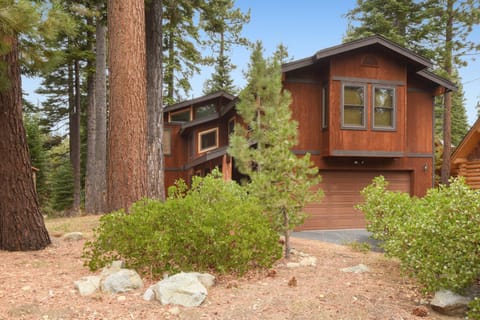 Lake Tahoe Treasure Minutes from Beach & Skiing House in Lake Tahoe