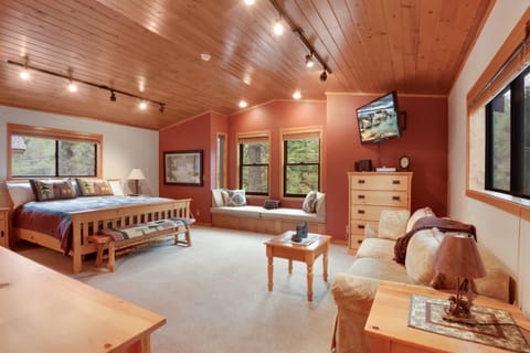 Lake Tahoe Treasure Minutes from Beach & Skiing House in Lake Tahoe