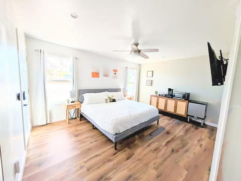 Bed, TV and multimedia, Coffee/tea facilities, Bedroom, microwave