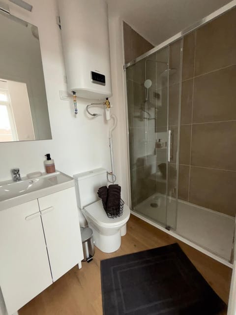 Shower, Bathroom, towels