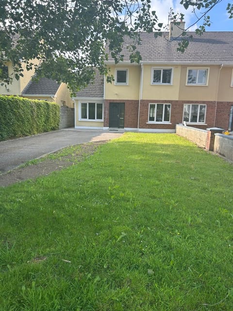 Property building, Garden, Parking