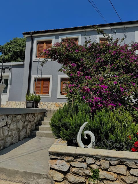 Property building, Spring, Day, Garden, Garden view