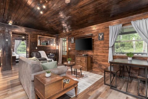 Little Redwood - Hocking Hills, Hot Tub & Games House in Falls Township