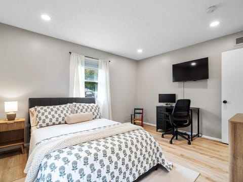 Bed, TV and multimedia, Photo of the whole room, Bedroom