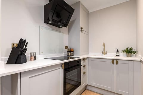 Sapphire Suite, The Stirling Residence Apartment in Stirling