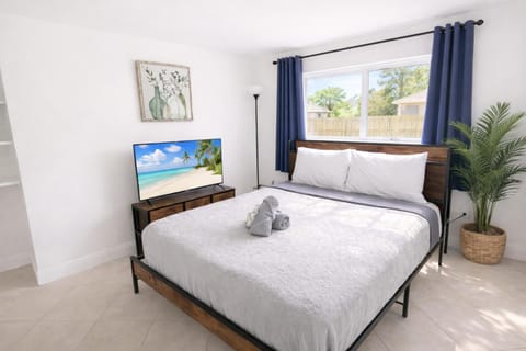 Bed, TV and multimedia, Photo of the whole room, Bedroom, towels