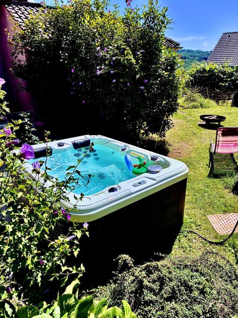Day, Natural landscape, Hot Tub, Garden view, Pool view