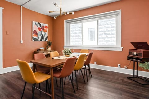 Seating area, Dining area