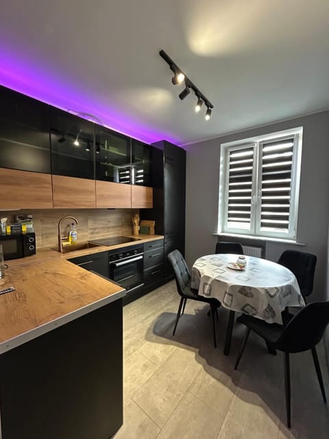 Kitchen or kitchenette, Dining area, stove