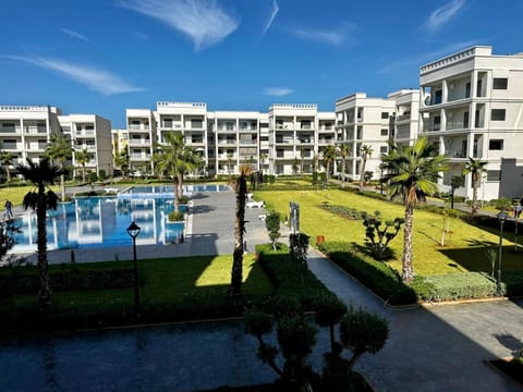 Property building, Spring, Day, Natural landscape, Garden, City view, Garden view, Pool view, Swimming pool, Location, sunbed