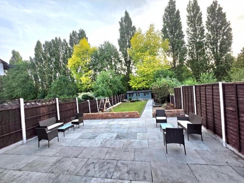 Stunning property with Summer house House in Walsall