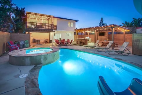 4BR Retreat - Pool Bar Play Area - Walk to Beach House in Oceanside