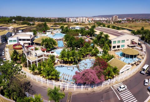 Property building, Spring, Day, Neighbourhood, Natural landscape, Bird's eye view, City view, Pool view, Street view, Swimming pool, Location, Parking