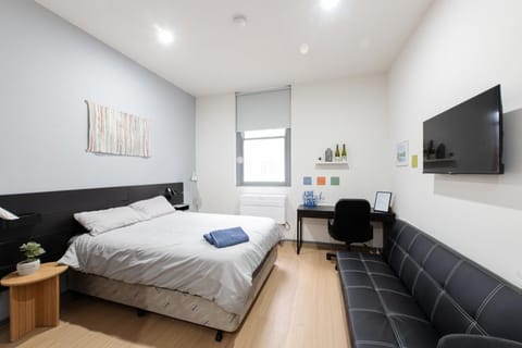Bed, TV and multimedia, Living room, Photo of the whole room, Seating area, Bedroom