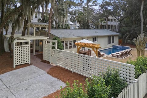 3 BR 3 BA 2 Kings Double Twin Bunk Sleeps 8 New Pool Beach gearBike rentals included Free pool heat House in South Forest Beach