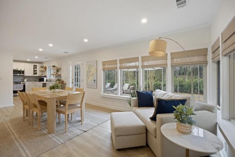 3 BR 3 BA 2 Kings Double Twin Bunk Sleeps 8 New Pool Beach gearBike rentals included Free pool heat House in South Forest Beach