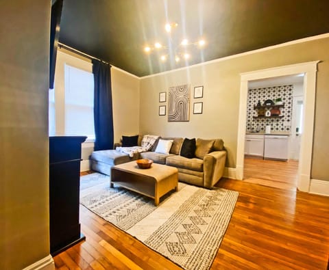 Restaurant/places to eat, Neighbourhood, Activities, Nightclub / DJ, Living room, Decorative detail, Entertainment