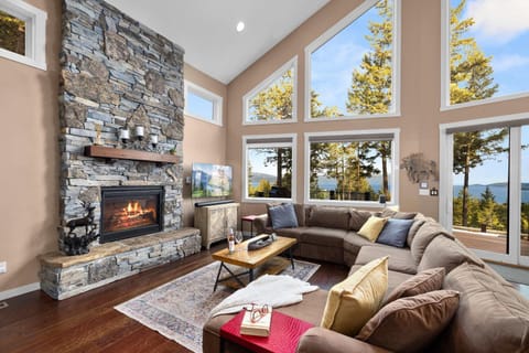 Eagles Nest - Hot Tub & Lake Views House in Somers