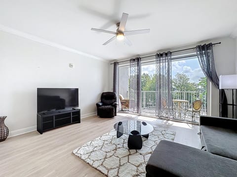 Beautiful Orlando Lakefront Condo 5 MINUTES FROM DISNEY Apartment in Orlando