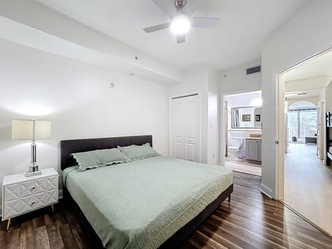 Beautiful Orlando Lakefront Condo 5 MINUTES FROM DISNEY Apartment in Orlando